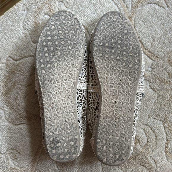 TOMS Lace Crochet Flats - Size 5.5 EUC - Picture 3 of 4